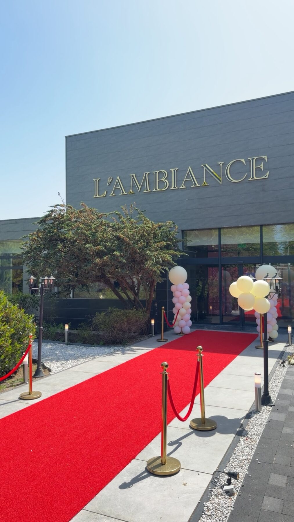 Entree van L'Ambiance met rode loper
